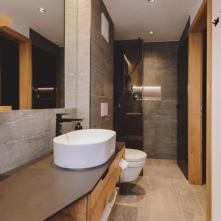 Zaglgut Premium Hotel & Chalets, Zell Am See-Kaprun - Wellness & Infinity Pool, Air Conditioning, Panoramic Views & Summer Card Included קפרון