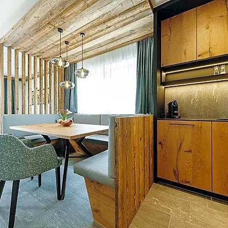 Zaglgut Premium Hotel & Chalets, Zell Am See-Kaprun - Wellness & Infinity Pool, Air Conditioning, Panoramic Views & Summer Card Included 4* קפרון